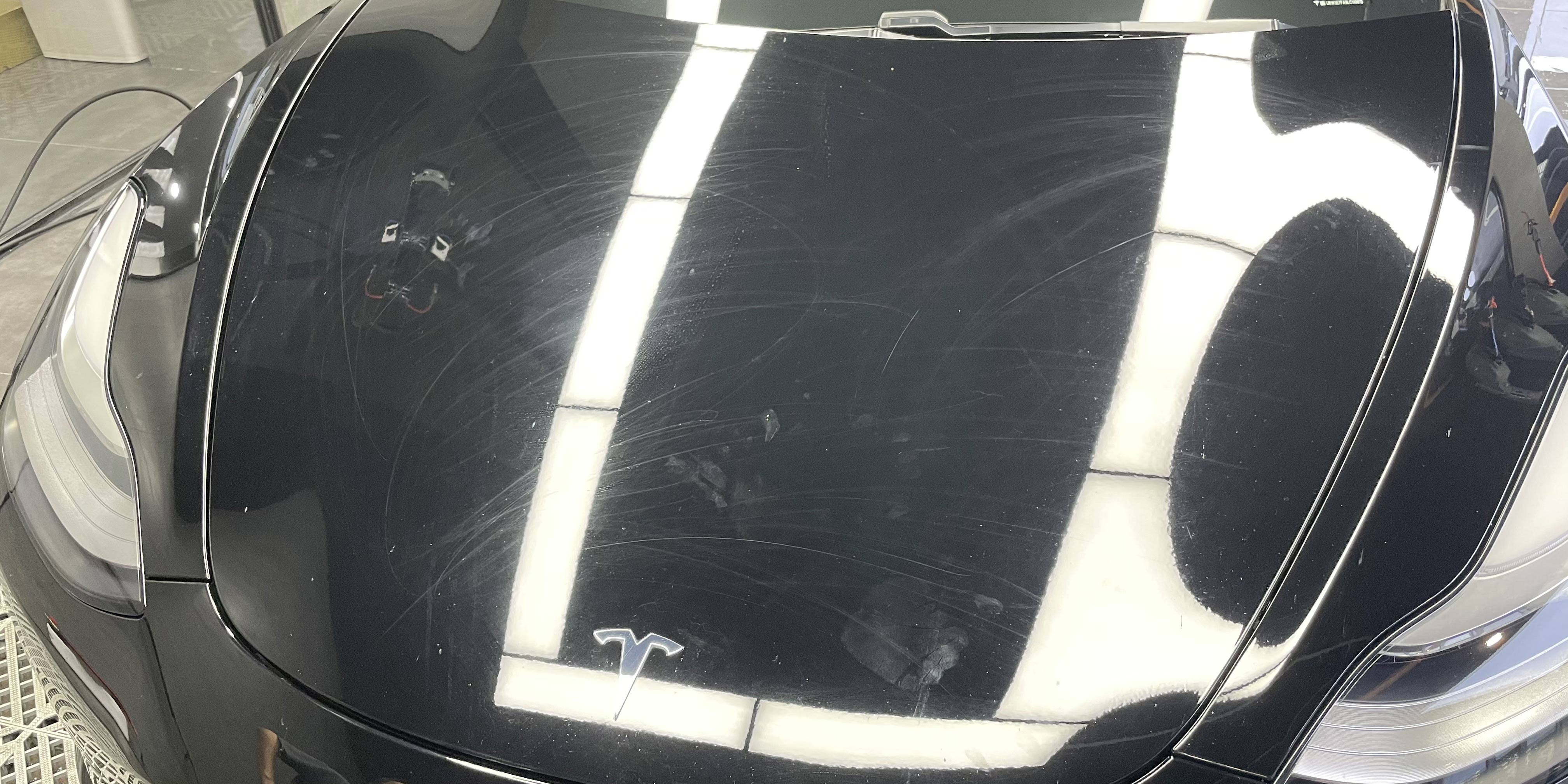 黑色车漆机盖划坏.jpg